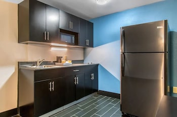 Room, 1 Queen Bed, Non Smoking (Mobility, Roll-in Shower)
