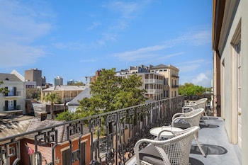 Deluxe King View (city or courtyard view)
