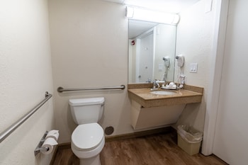 Room, 1 King Bed, Accessible, Pool View