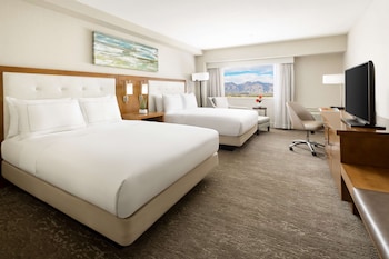 Room, 2 Queen Beds, Mountain View