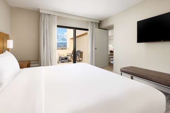1 King Bed Suite with Balcony