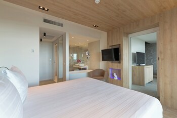 Suite, 1 King Bed, Corner