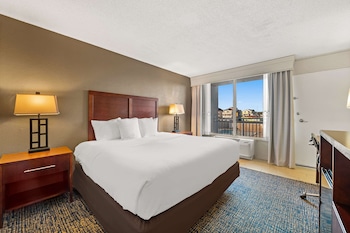 Room, 1 King Bed, Non Smoking, Pool View (Upgrade)