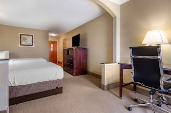 Standard Room, 2 Queen Beds, Non Smoking, Refrigerator & Microwave (with Sofabed)