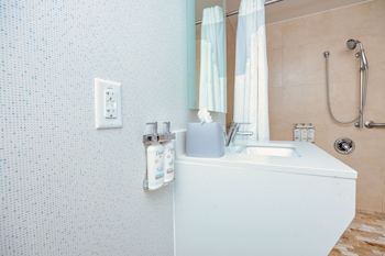 Room, 1 King Bed, Accessible (Communications, Roll-In Shower)