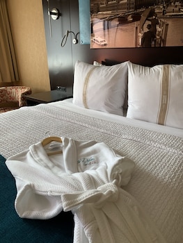 Deluxe Room, 1 King Bed, Balcony