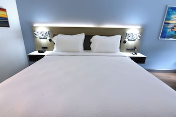 Standard Room, 1 King Bed, Non Smoking, Refrigerator & Microwave