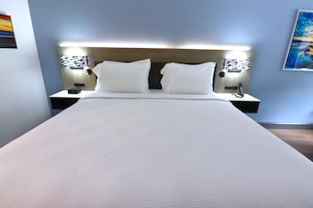 Standard Room, 1 King Bed, Accessible, Bathtub