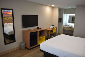 Room, 1 King Bed, Accessible, Non Smoking (Mobility,Hearing,Tub w/Grab Bars)