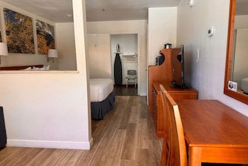 Studio Suite, 1 Queen Bed with Sofa bed, Non Smoking