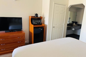Deluxe Studio Suite, 1 King Bed with Sofa bed, Non Smoking