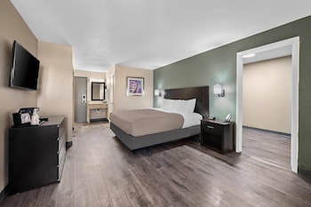 1 King Bed Suite w/ Efficiency Non Smoking