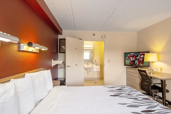 Business Room, 1 King Bed, Accessible (Smoke Free)