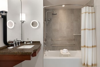 Standard Room, 1 King Bed, Accessible (Mobility, Accessible Tub)