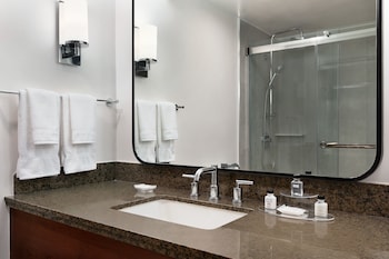 Standard Room, 1 King Bed, Accessible Bathtub, Non Smoking (Communications)