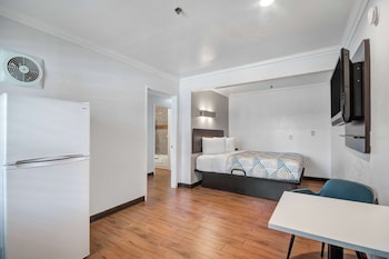 Deluxe Suite, 2 Queen Beds, Non Smoking, Refrigerator & Microwave