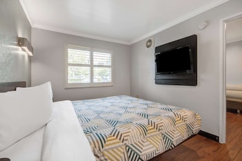 Deluxe Suite, 2 Queen Beds, Non Smoking, Refrigerator & Microwave