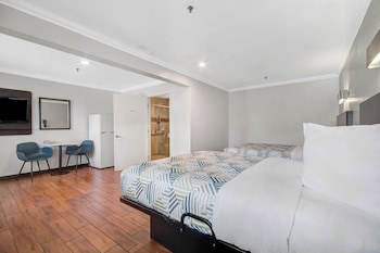 Deluxe Room, 2 Queen Beds, Non Smoking