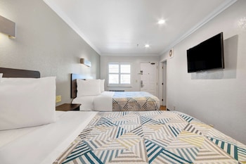 Deluxe Room, 2 Queen Beds, Non Smoking