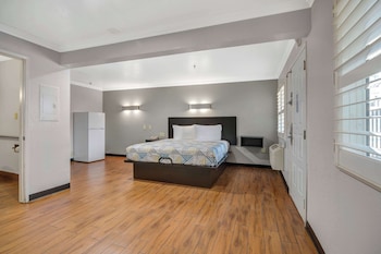 Deluxe Suite, 2 Queen Beds, Non Smoking, Refrigerator & Microwave