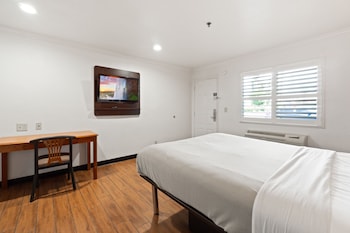 Deluxe Room, 1 King Bed, Non Smoking, Refrigerator & Microwave