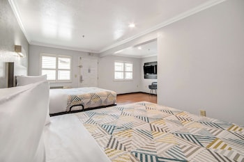 Deluxe Suite, 2 Queen Beds, Non Smoking, Refrigerator & Microwave