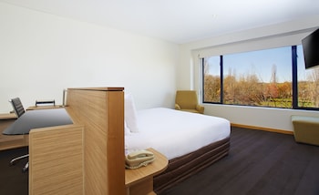 Standard Room, 1 King Bed (Glebe Park View, Rollaway)