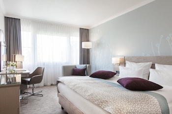 Standard Room, 1 King Bed, City View (High Floor)