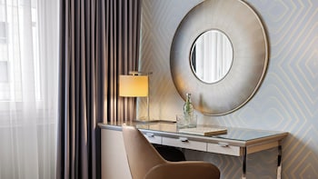 Standard Room, 1 King Bed (Quiet Mid Floor)