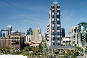 Deluxe Room, 1 King Bed, Balcony, City View