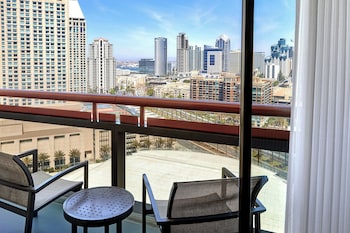 Deluxe Room, 1 King Bed, Balcony, City View