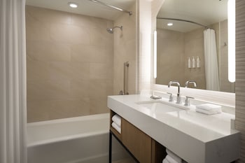 Deluxe Room, 2 Queen Beds, Balcony, Bay View