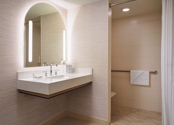 Luxury Suite, 1 Queen Bed (Mobility/Hearing Access, Roll-in Shwr)