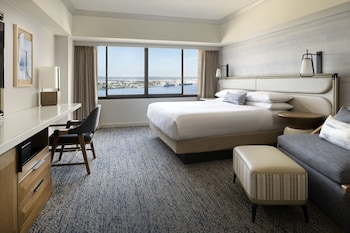 Deluxe Room, 1 King Bed, Bay View (Mobility/Hearing Accessible, Tub)