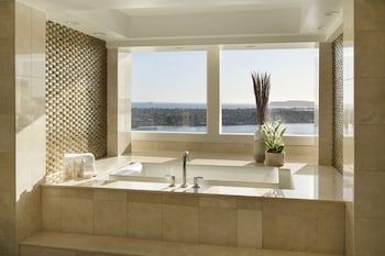 Suite, 2 Bedrooms, Bay View (Balcony)