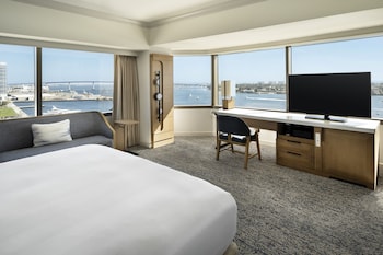 Deluxe Room, 1 King Bed, Bay View (Mobility/Hearing Access, Roll-in Shwr)