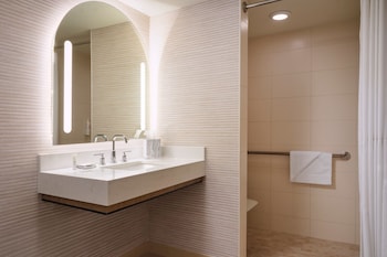 Deluxe Room, 1 King Bed, City View (Hearing Accessible, Balcony)