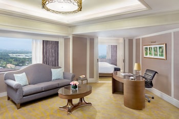 Club Suite, 1 King Bed (Premier Executive)