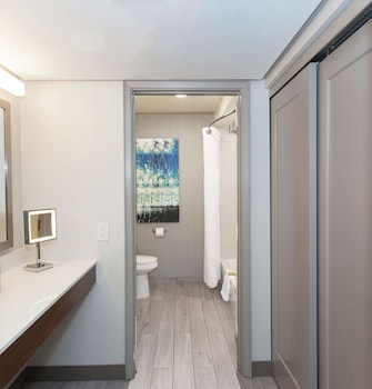 Room, 2 Queen Beds, Pool View