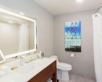 Room, 2 Queen Beds, Pool View
