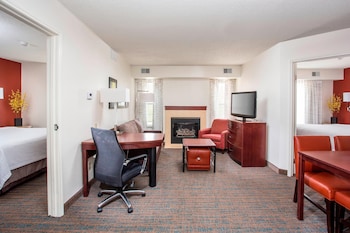 Suite, 2 Bedrooms (Mobility/Hearing Access, Roll-In Shwr)