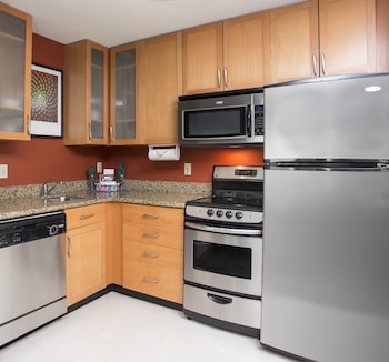 Suite, 2 Bedrooms (Mobility/Hearing Access, Roll-In Shwr)