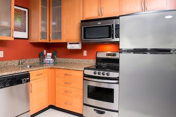 Suite, 2 Bedrooms (Mobility/Hearing Access, Roll-In Shwr)
