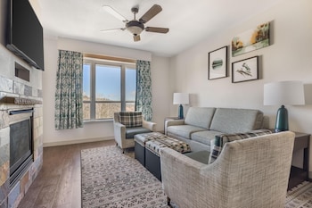1 Bedroom 1 King or 2 Queens Suite Plus