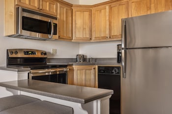 1 Bedroom 1 King or 2 Queens Suite Plus