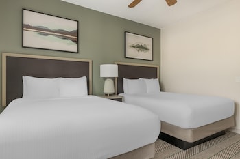 2 Bedroom 1 King 2 Queens Suite with Sofabed