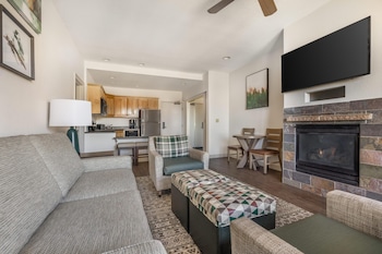 1 Bedroom 1 King or 2 Queens Suite Plus