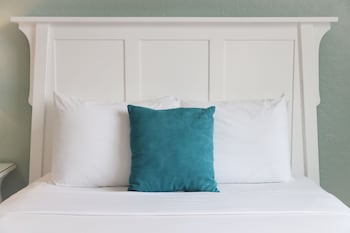 Standard Room, 1 Queen Bed
