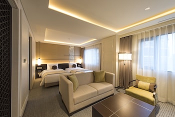Royal Suite, Club SKY Lounge Access