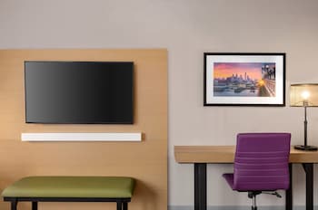 Standard Room, 1 King Bed, Roll-in Shower (Mobility)